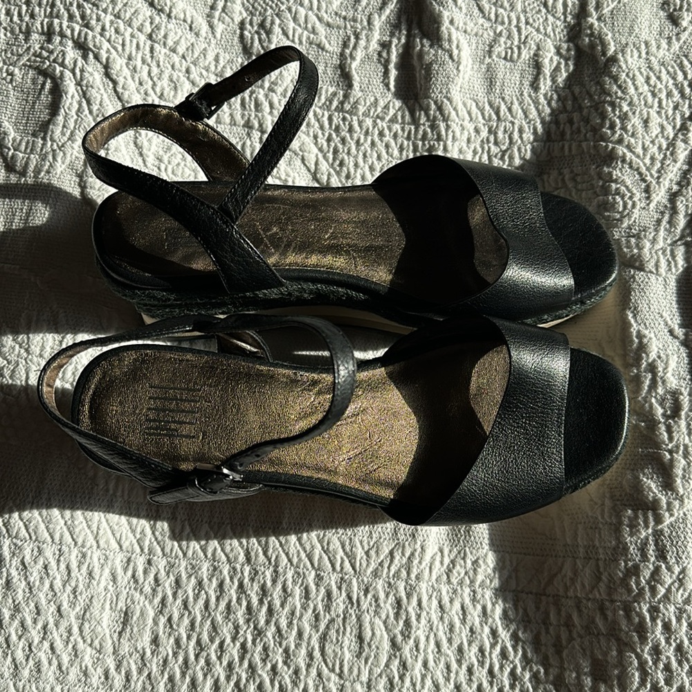 Pelle Moda size 6.5 black leather platform sandal. - Picture 2 of 6